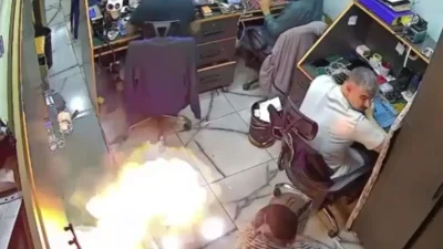 Şanlıurfa’nın Viranşehir ilçesinde bir cep telefonu tamir dükkanında şarjda olan