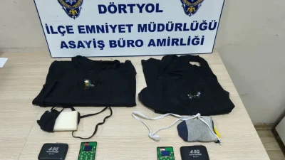 Hatay’ın Dörtyol ilçesinde düzenlenen ehliyet sınavında, üzerlerine kurdukları özel düzenekle