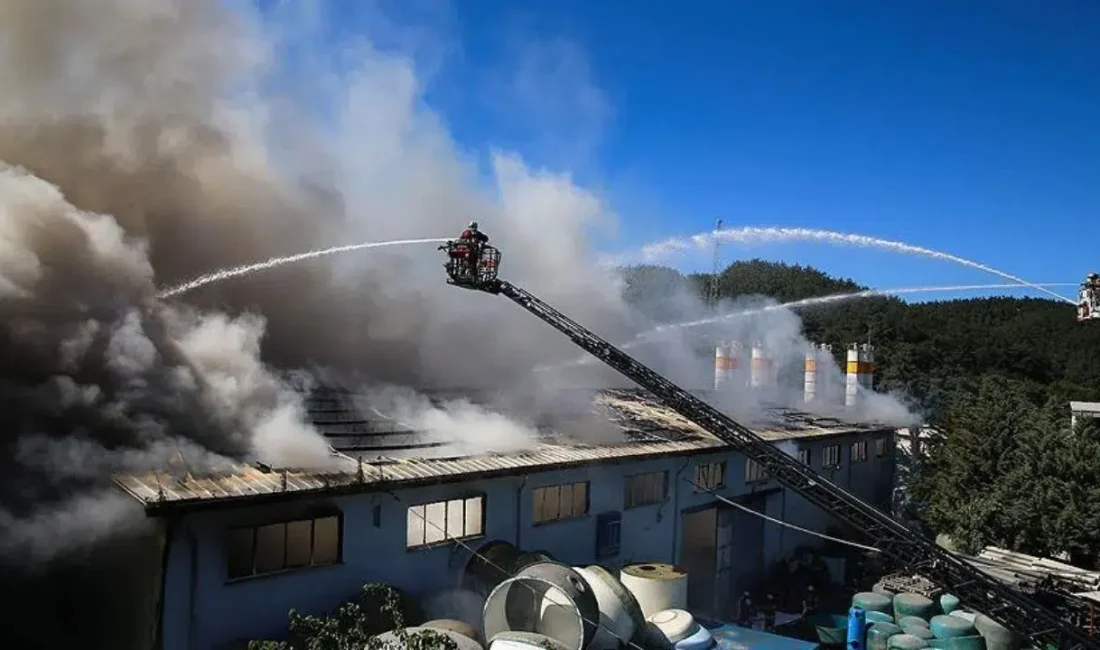 Hatay’ın Antakya ilçesinde bir iş yerinde aniden yükselen alevler çevrede