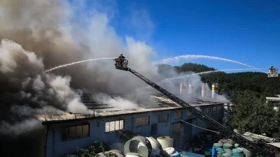 Hatay’ın Antakya ilçesinde bir iş yerinde aniden yükselen alevler çevrede