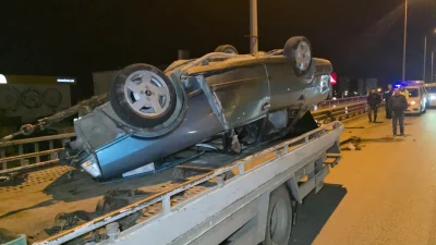 Antalya’da kontrolden çıkan bir otomobilin seyir halindeki kamyona çarpıp takla