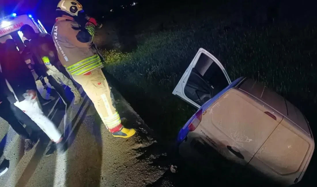 Hatay’ın Kırıkhan ilçesinde sürücüsünün direksiyon hakimiyetini kaybettiği otomobilin yol kenarına