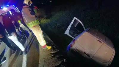 Hatay’ın Kırıkhan ilçesinde sürücüsünün direksiyon hakimiyetini kaybettiği otomobilin yol kenarına