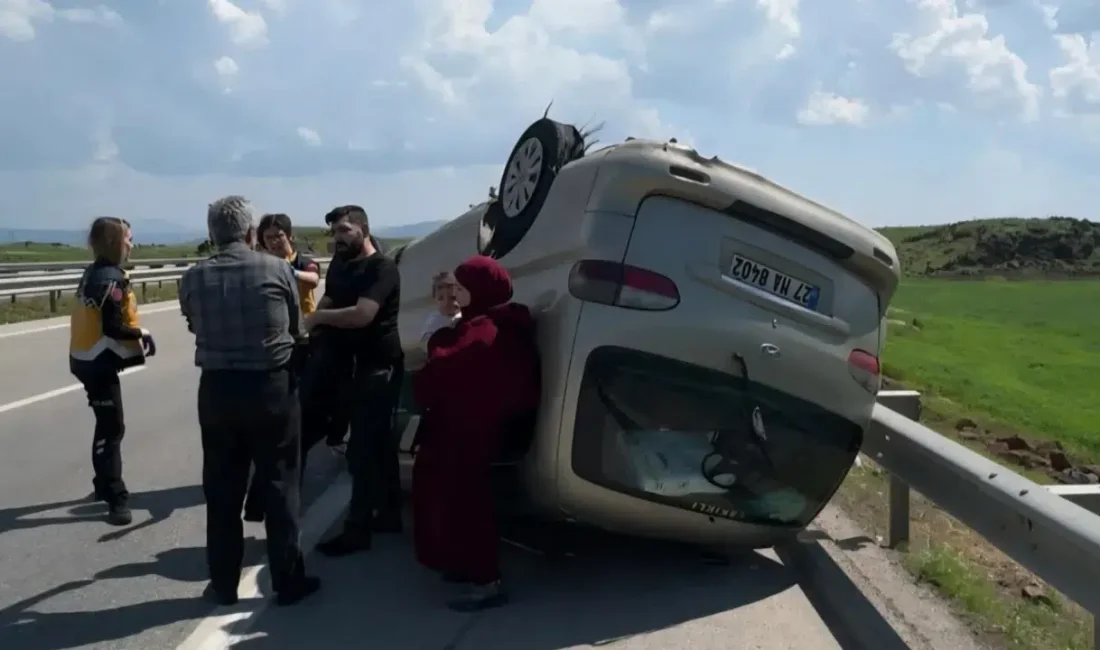 Gaziantep’te seyir halindeyken lastiği patlayan bir minibüsün kontrolden çıkarak takla