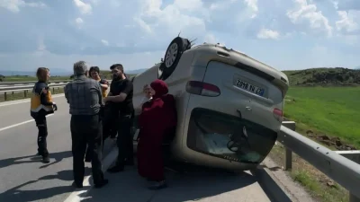 Gaziantep’te seyir halindeyken lastiği patlayan bir minibüsün kontrolden çıkarak takla