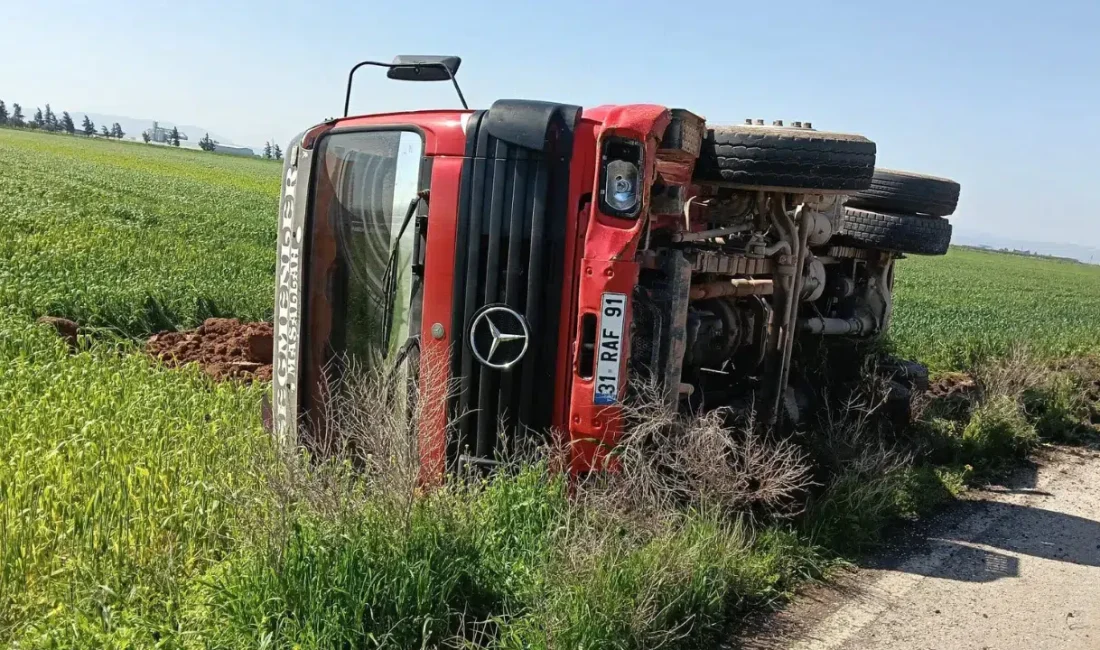 Hatay’ın Kumlu ilçesinde direksiyon hakimiyeti kaybolan dev tırın şarampole yuvarlanmasıyla