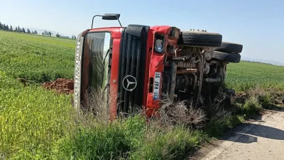 Hatay’ın Kumlu ilçesinde direksiyon hakimiyeti kaybolan dev tırın şarampole yuvarlanmasıyla