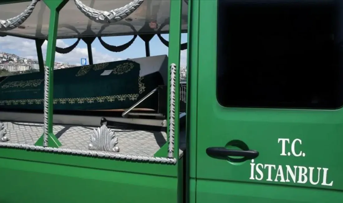 İstanbul Zeytinburnu’da bir bina yıkımı esnasında kopan beton parçasının başına