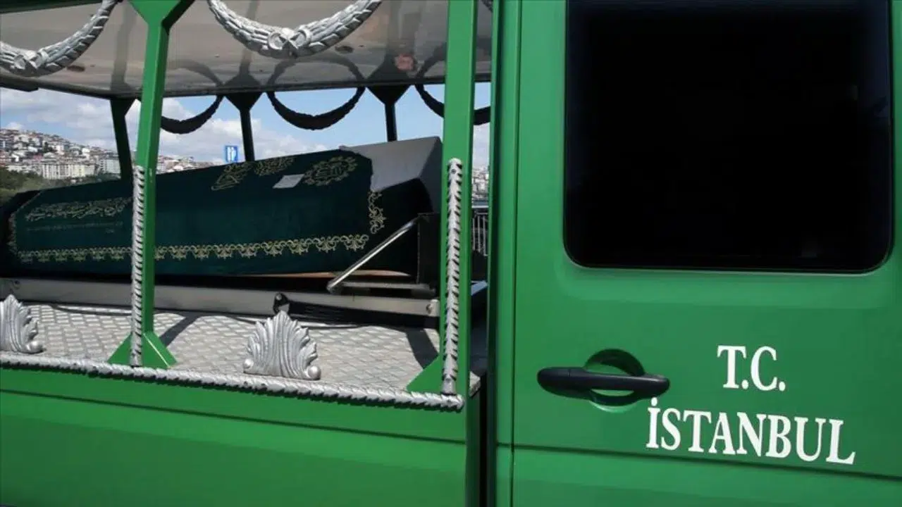 İstanbul Zeytinburnu’nda bir binanın yıkımı esnasında kopan beton parçasının başına