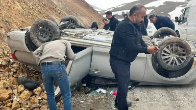 Sivas’ın İmranlı ilçesinde sürücüsünün direksiyon hakimiyetini kaybettiği otomobilin yoldan çıkarak