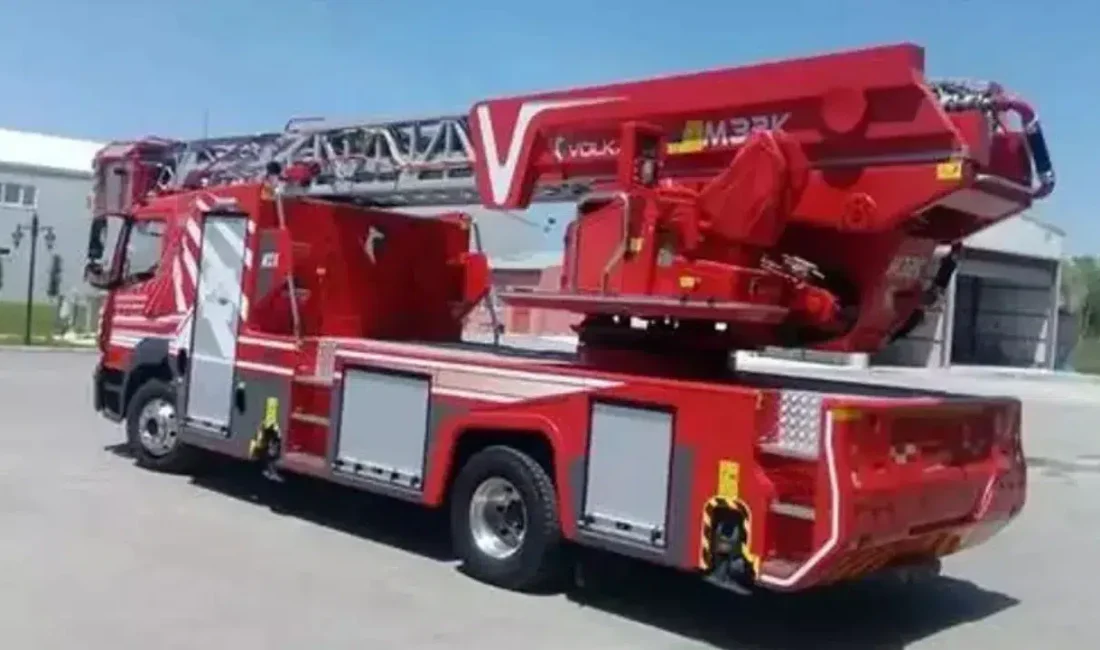 Van’ın Edremit ilçesinde kıyı şeridinde bulunan sazlık alanda çıkan yangın