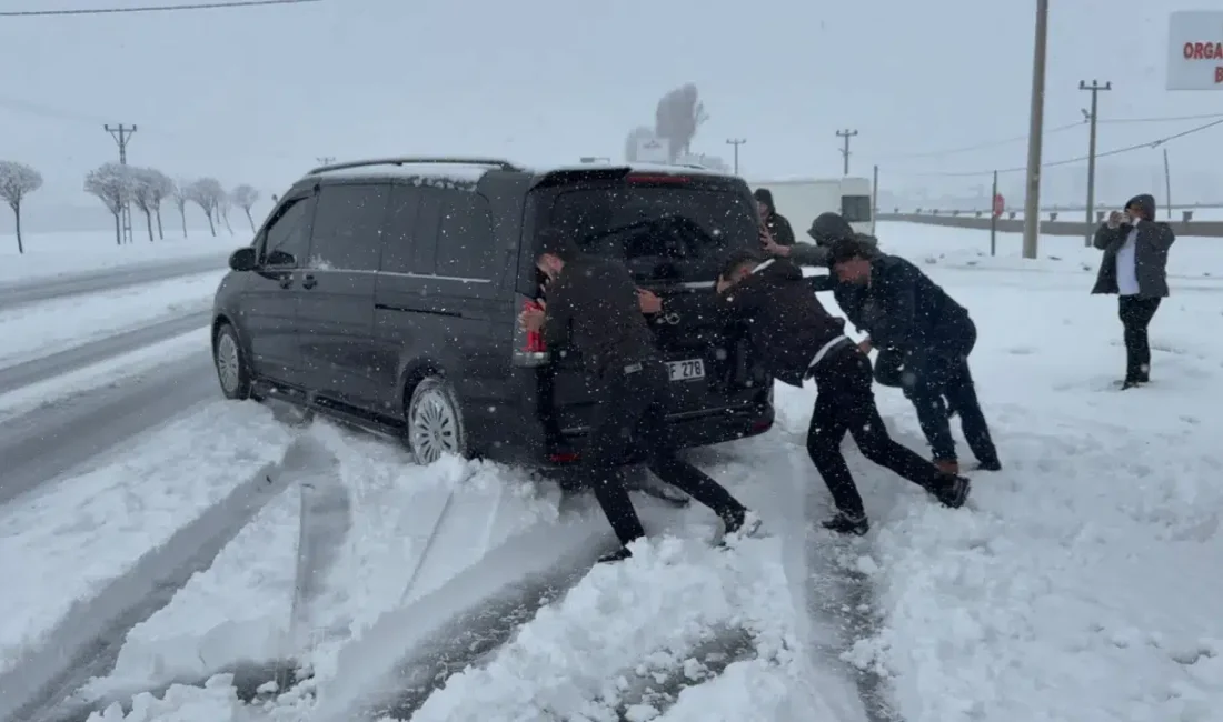 Bitlis’in Tatvan ilçesinde nisan ayının ortasında aniden bastıran kar yağışı