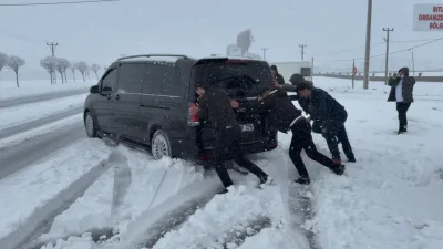 Bitlis’in Tatvan ilçesinde nisan ayının ortasında aniden bastıran kar yağışı