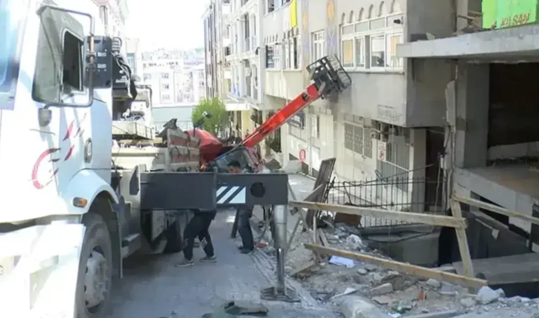 İstanbul Güngören’de inşaata yük taşıyan bir iş makinesinin yokuş aşağı