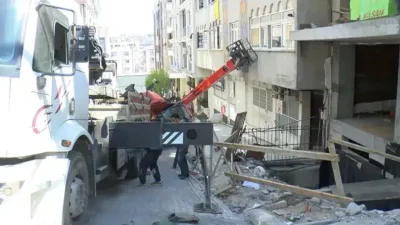 İstanbul Güngören’de inşaat alanına yük taşıyan bir iş makinesinin yokuşta