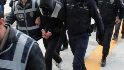 Mersin’in Tarsus ilçesinde iki grup arasında dün başlayan taşlı kavga,