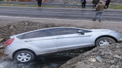 Hakkari’de seyir halindeki bir otomobilin sürücüsünün direksiyon hakimiyetini kaybetmesi sonucu