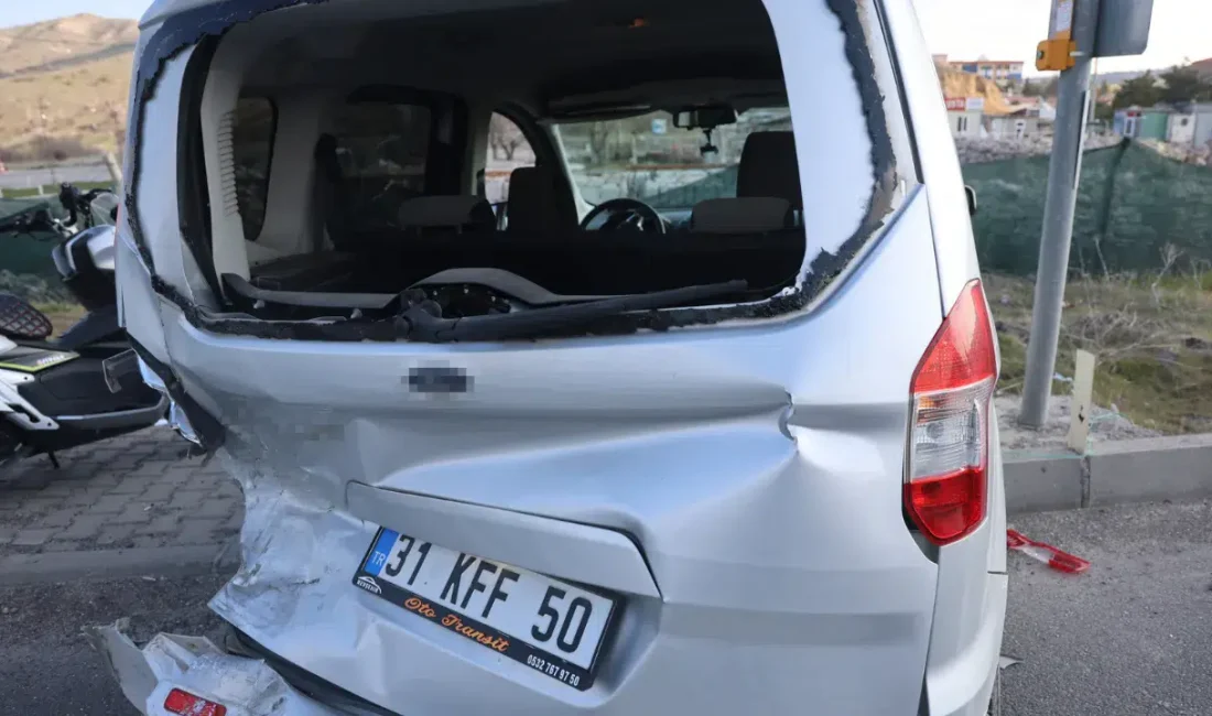 Nevşehir’de trafik ışıklarında duran bir otomobile, arkadan gelen başka bir