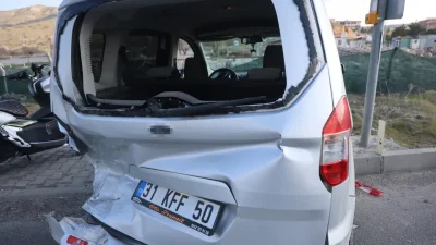 Nevşehir’de trafik ışıklarında duran bir otomobile, arkadan gelen başka bir