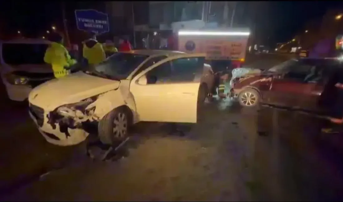 Elazığ’da Kovancılar ile Palu ilçelerini birbirine bağlayan karayolunda iki otomobilin