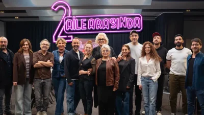 Türk sinemasının en sevilen komedi yapımlarından biri olan Aile Arasında