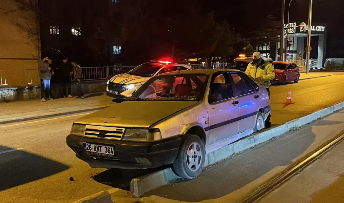 Eskişehir’de alkolün dozunu kaçırıp direksiyon başına geçen bir sürücü, bariyerleri