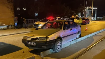 Eskişehir’de alkolün dozunu kaçırıp direksiyon başına geçen bir sürücü, bariyerleri