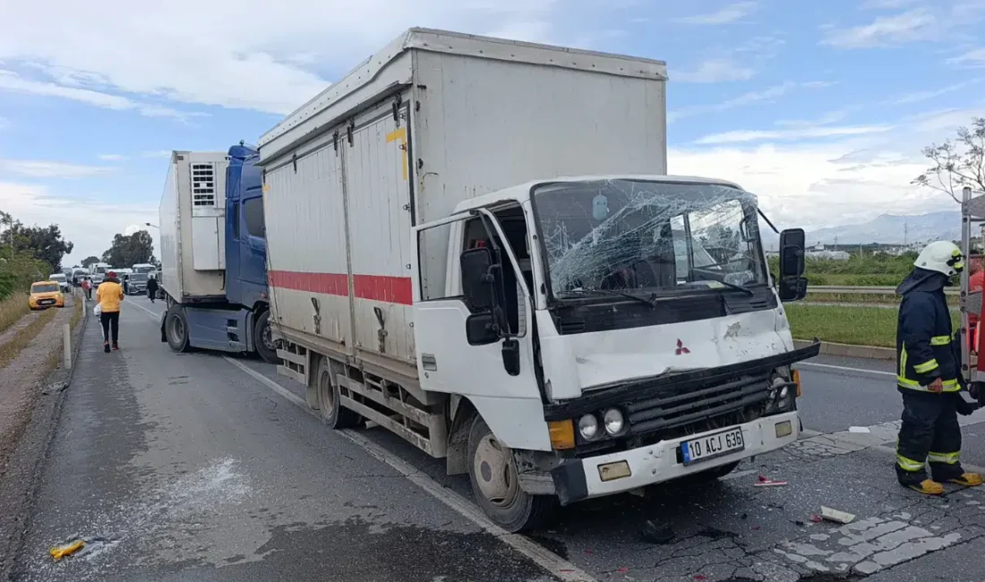 Manavgat-Alanya D-400 kara yolunda seyir halindeki bir kamyonun, kırmızı ışıkta