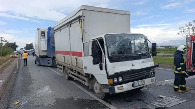 Manavgat-Alanya D-400 kara yolunda seyir halindeki bir kamyonun, kırmızı ışıkta