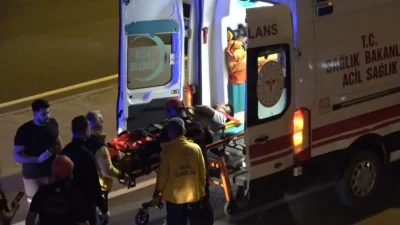Kahramanmaraş’ın Onikişubat ilçesinde kontrolden çıkan bir otomobilin orta refüjdeki aydınlatma