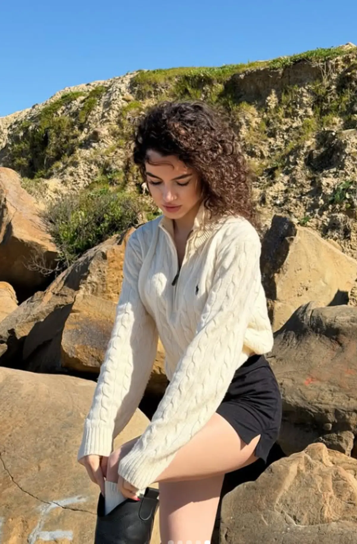 Su Burcu Yazgı Coşkun’un kayalıklar üzerindeki cesur pozlarını kimler gördü