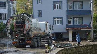 Samsun’un Havza ilçesinde etkili olan şiddetli yağışların ardından başlatılan temizlik