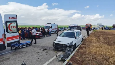 Konya’nın Kulu ilçesinde iki otomobilin çarpışması sonucu meydana gelen feci