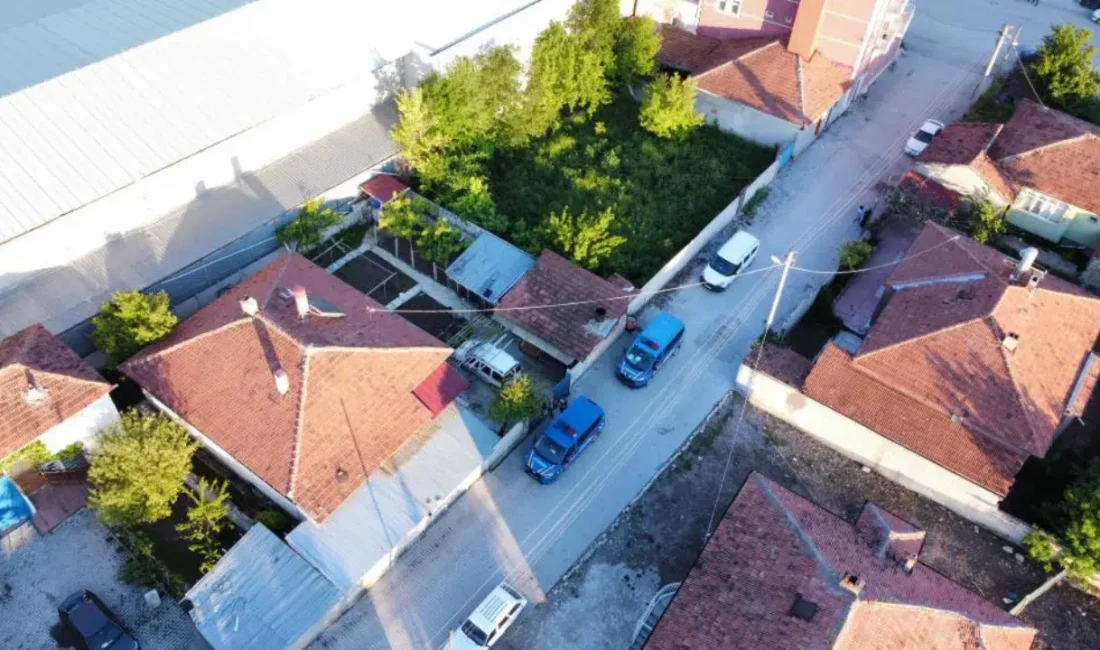 Çorum’un Alaca ilçesinde jandarma ekiplerinin gerçekleştirdiği nefes kesen operasyonda, uyuşturucu