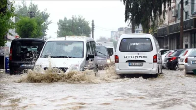 Bolu’da sabah saatlerinden itibaren etkisini gösteren sağanak yağış, öğle saatlerinde