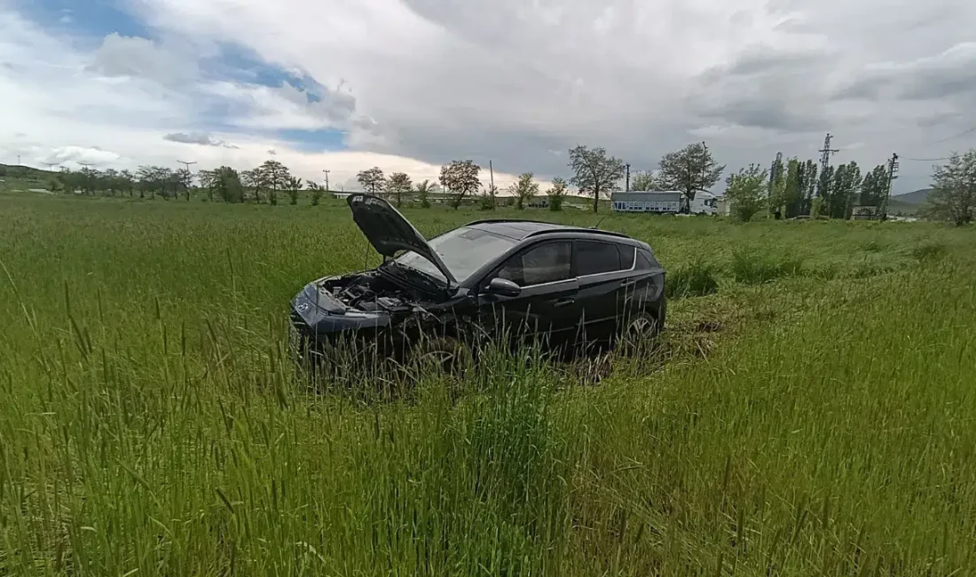 Sivas’ta meydana gelen feci trafik kazasında iki otomobilin çarpışması sonucu