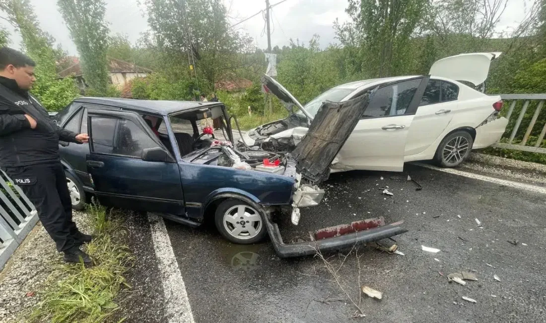 Afyonkarahisar’ın Hocalar ilçesinde iki otomobilin köprü üzerinde kafa kafaya çarpışması