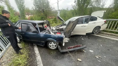 Afyonkarahisar’ın Hocalar ilçesinde iki otomobilin köprü üzerinde kafa kafaya çarpışması