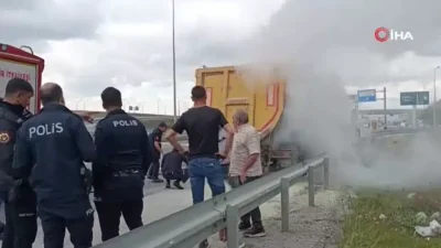 Kayseri’de seyir halindeki bir tırın lastiklerinde çıkan yangın paniğe neden
