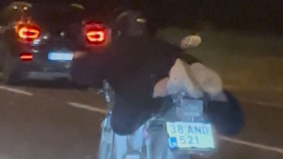 Kayseri’de trafiği adeta birbirine katan ve motosikletin üzerinde ölüme meydan