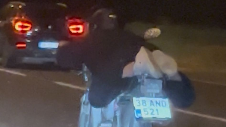 Kayseri’de trafiği adeta birbirine katan ve motosikletin üzerinde ölüme meydan