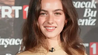 Son dönemin popüler yapımlarından Taşacak Bu Deniz dizisindeki performansıyla geniş