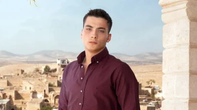 Uzak Şehir dizisinde hayat verdiği Kaya Albora karakteriyle adından sıkça