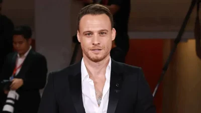 Galatasaray taraftarlığıyla tanınan ünlü oyuncu Kerem Bürsin, sarı-kırmızılı renklere olan