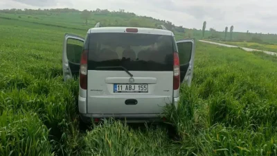 Bilecik’te kontrolden çıkan otomobilin yol kenarındaki trafik levhasına adeta ok