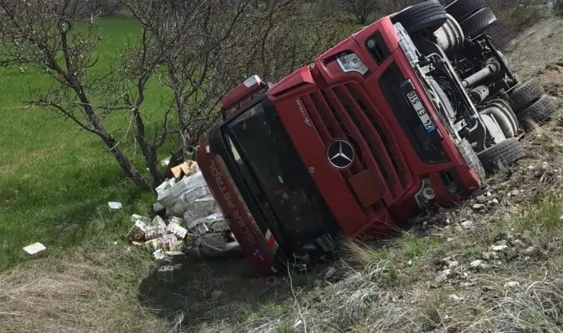 Erzincan’da seyir halindeyken kontrolünü kaybeden soda yüklü tırın devrilmesi sonucu