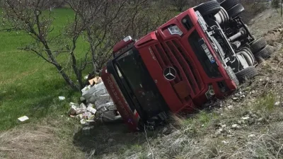 Erzincan’da seyir halindeyken kontrolünü kaybeden soda yüklü tırın devrilmesi sonucu