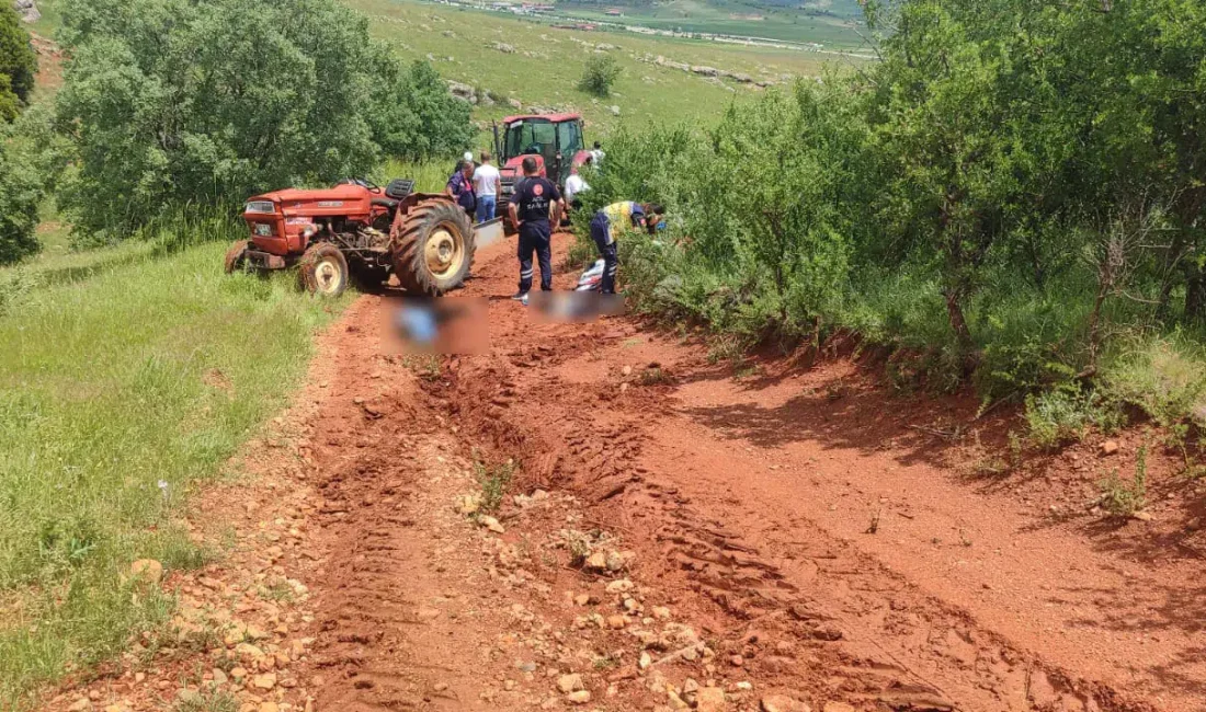 Afyonkarahisar’ın Dinar ilçesinde kontrolden çıkarak tarla yoluna devrilen traktör, geride