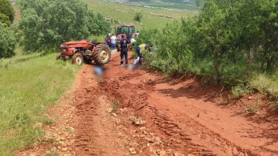 Afyonkarahisar’ın Dinar ilçesinde kontrolden çıkarak tarla yoluna devrilen traktör, geride
