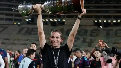 Dünya futbolunun unutulmaz sol beklerinden biri olan ve kariyerine teknik